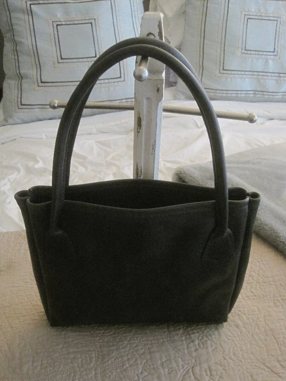 BLACK LEATHER HANDBAG TOTE